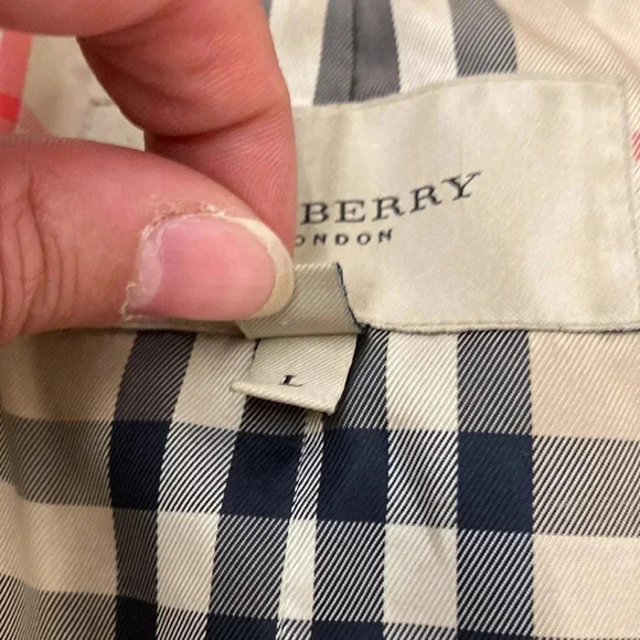 Authentic Burberry winter coat with fur hood - Picture 8 of 13